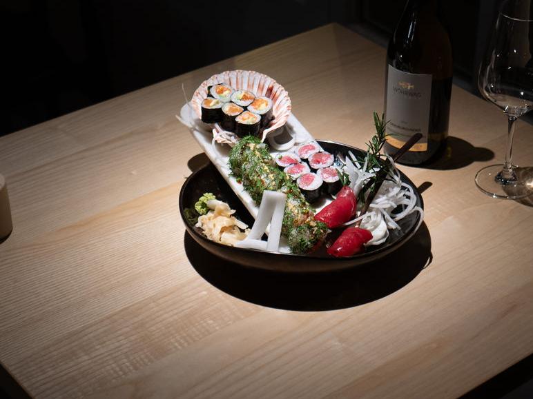 Sushi-Teller mit gefaltetem Papierkranich