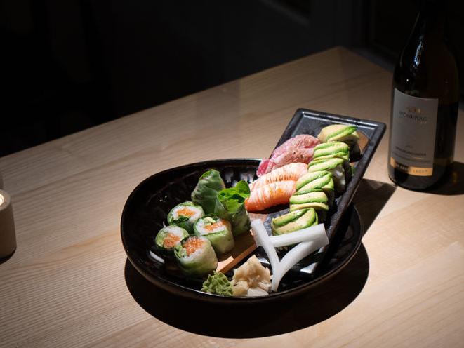 Sushi-Teller mit Maki, Sashimi und Avocado-Rolle